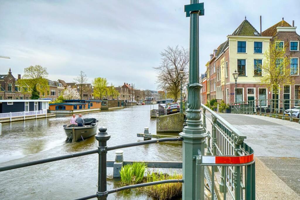 Beautiful Houseboat In The Centre Of Leiden Exterior photo